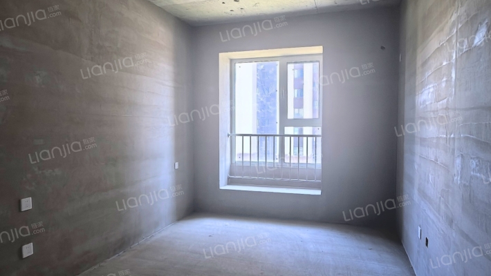 钻石商圈，双卧朝南，双卫生间，客厅带阳台，购物便捷-卧室C