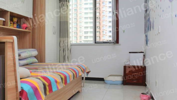 一梯两户，大三居，精装自住房。-卧室C