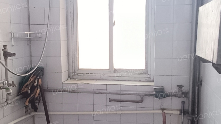 房本满五唯一，三阳开泰户型，低楼层居住舒适-卫生间