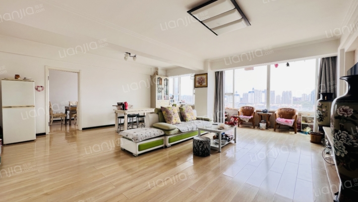 中凯华庭二手房实景图