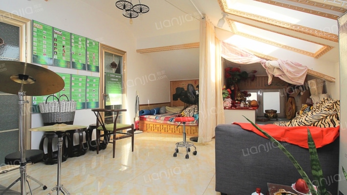 此房满五唯一 南北通透 带汗蒸房 全天采光-客厅B