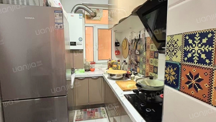 金阳瑞景小区两室出售，房子精装，干净整洁-厨房