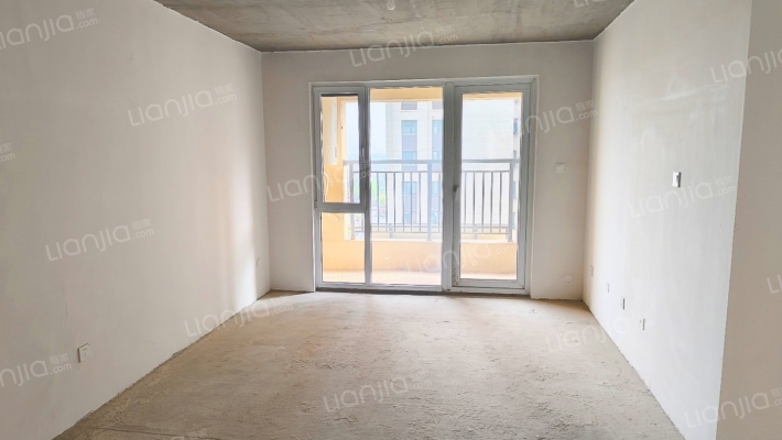 房子是南北通透的，中间楼层，采光没有遮挡-客厅