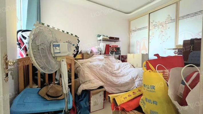 业主诚意出售钻石精装两居，户型朝向俱佳-卧室A