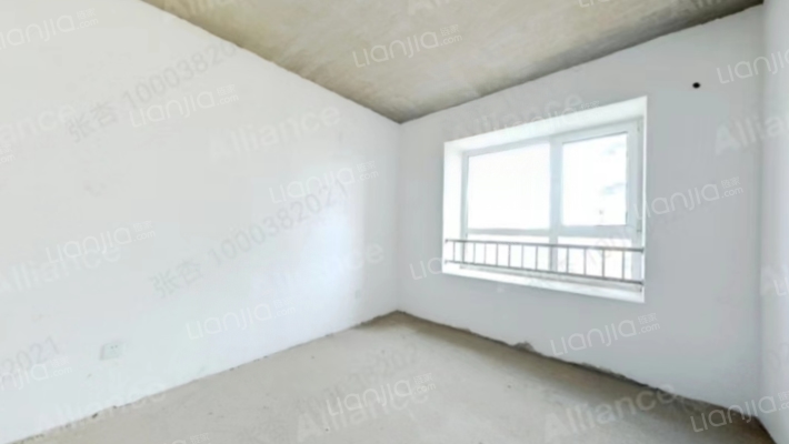 此房为南北通透两居，中上楼层，采光视野好-卧室A