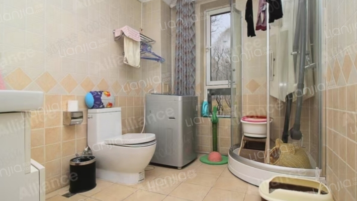 此房带装修，带660平米大院子，交通便利，小区环境好-卫生间D