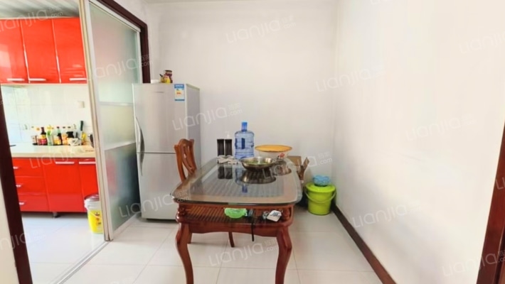 范阳路，板楼南北通透三居，交通方便-餐厅