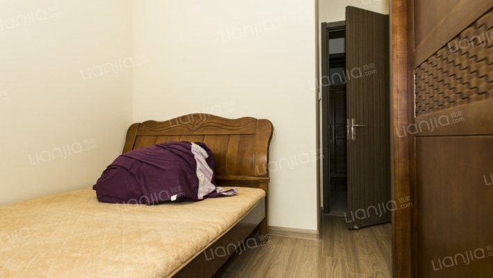 此房使用面积大，采光足，舒适通透-卧室B