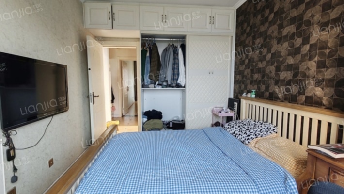 老火车站，建设路，近市场，房本满两年，精装修-卧室B