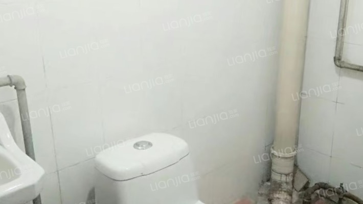 冠云路繁华位置 低楼层三居，配套齐全，生活便利-卫生间B