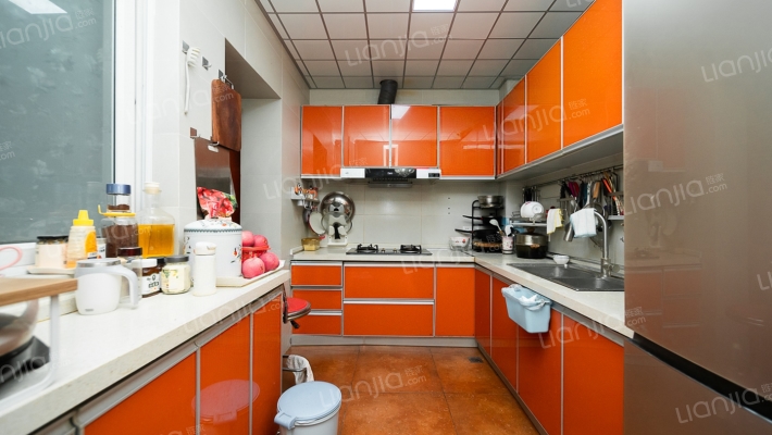 此房是四室两厅两卫，小区环境优美，适合居住-厨房