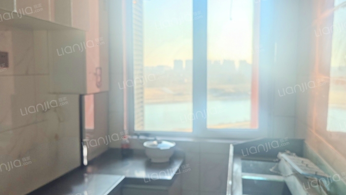 房子采光好，中间楼层，全无遮挡。-厨房