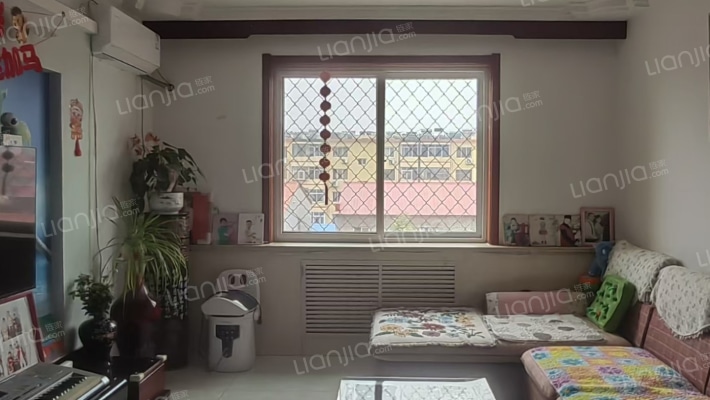 房子是简装房，房本满五不唯一自住-客厅