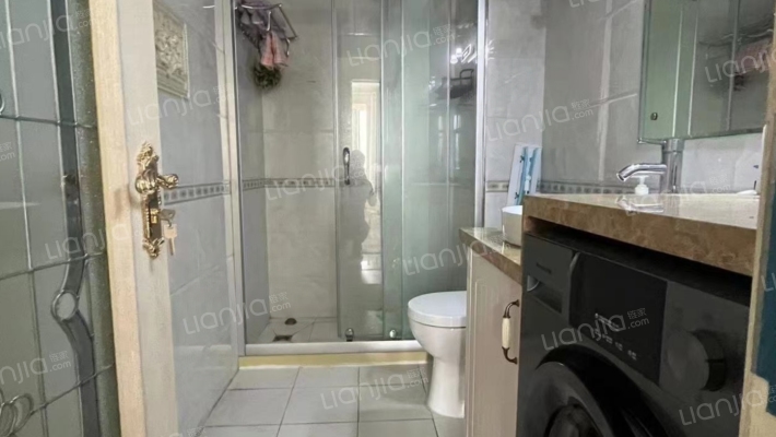 业主诚意出售钻石精装两居，户型朝向俱佳-卫生间