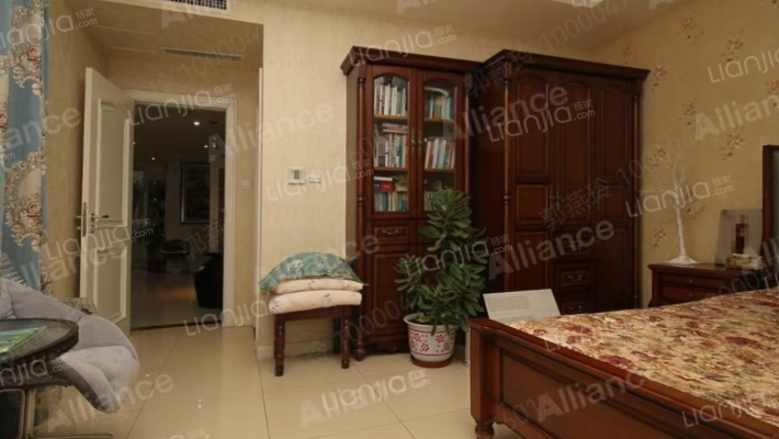 此房带装修，带660平米大院子，交通便利，小区环境好-卧室F