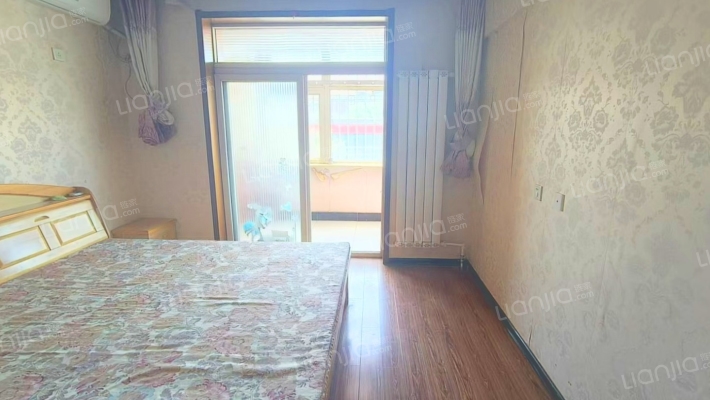 房子是三阳开泰户型  采光充足  装修保持的很干净-卧室A