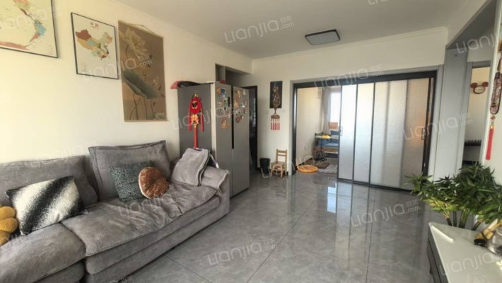 北京界南北通透三居室，户型好精装修，门口838车站。-客厅