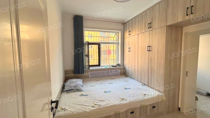 华阳路县府小区，中间楼层精装修 一梯一户-卧室C