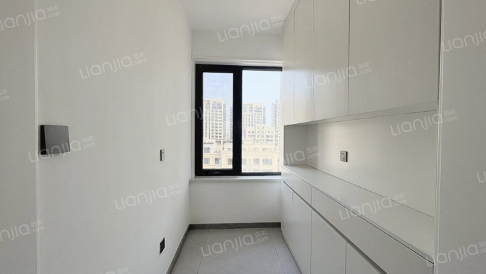 全明格局 户型方正 一梯两户 集中供暖 采光无遮挡-衣帽间