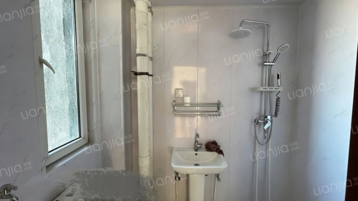 此房房本满五年税费低，采光没有遮挡 集中供暖-卫生间