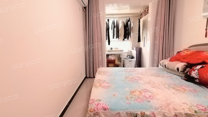 火车站旁 精装南北通透大两居，自住装修，急售-卧室A