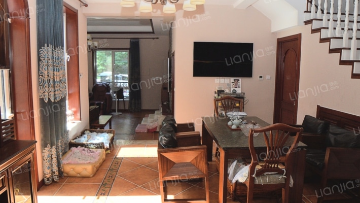 业主急售 爱丁堡 院子120平 南入户 上下三层 房本满2-餐厅