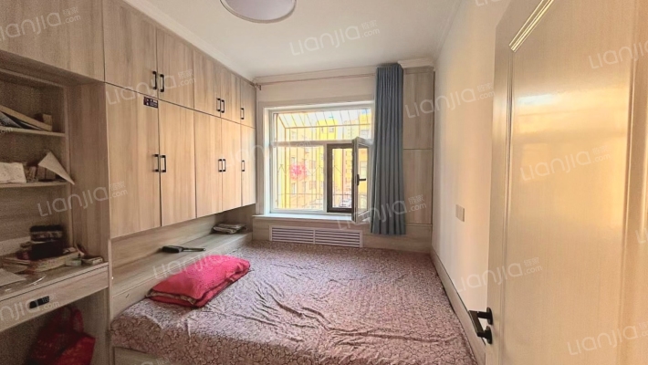 华阳路县府小区，中间楼层精装修 一梯一户-卧室A