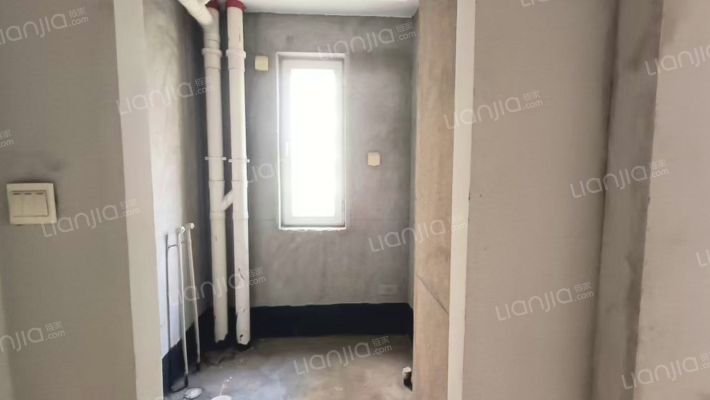 房子是南北通透，正规两居室，低楼层-卫生间