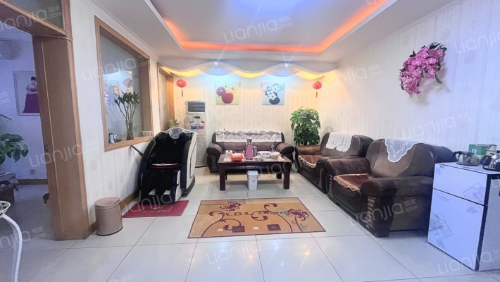 县府小区 一层 带车位 地下室-客厅