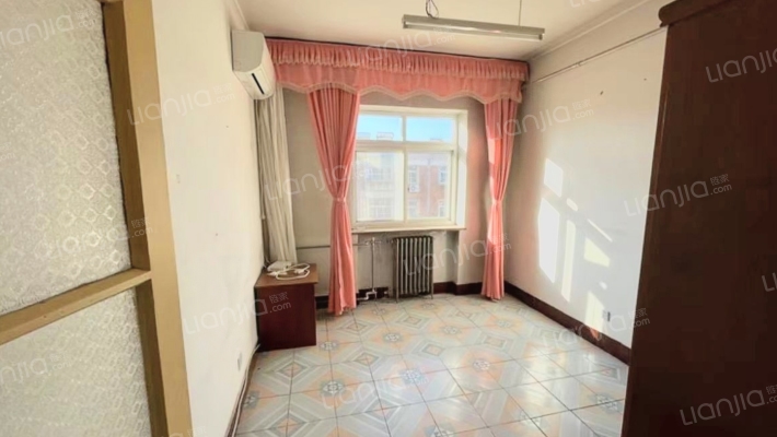 东兴街，板楼经典，三居室。满二-卧室B