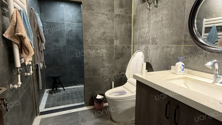 业主急售，尔湾下叠中间户，精装修，带车位-卫生间A