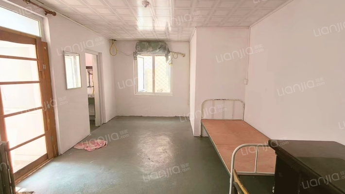 一层带小院 南向正规一居 公摊小，集中供暖。-卧室A