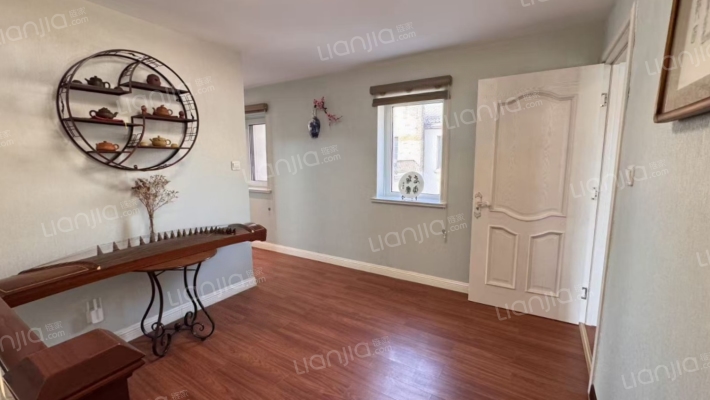 此房精装修房本无抵押 满五年唯一 地上三层 南向入户-客厅