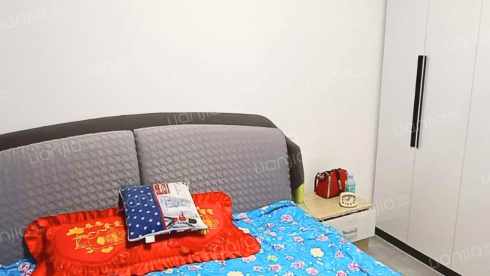 火车站旁 精装南北通透大两居，自住装修，急售-卧室A