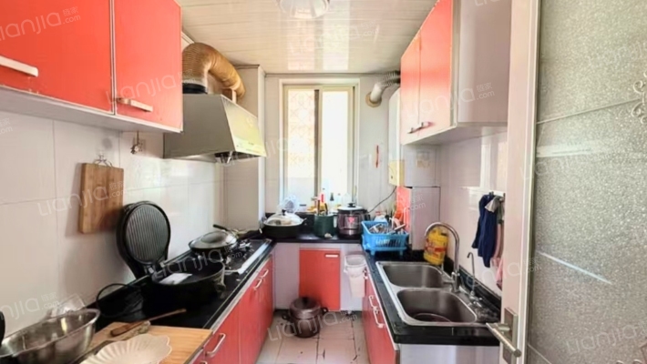 冠云路，低楼层南北通透大三居双卫，带简单装修。-厨房