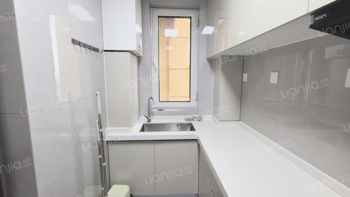 急售三利b区精装自住两居，价格美丽-厨房