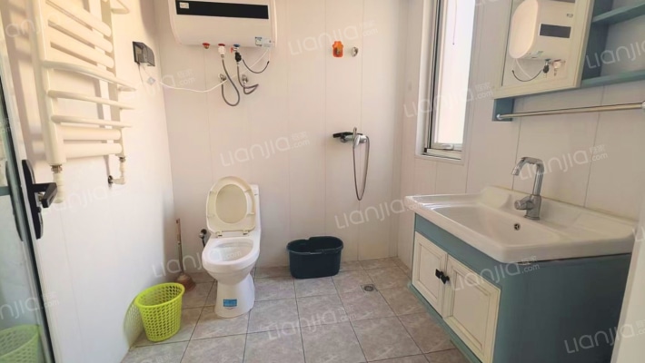 此房房本满五年税费低，采光没有遮挡，集中供暖-卫生间