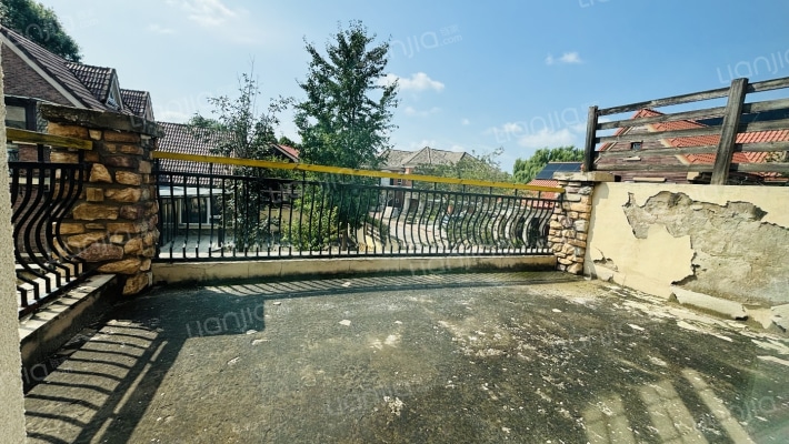 独栋别墅北入户南花园一层二个卧室二楼二个卧室满五年-露台