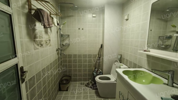 此房电梯房，中间楼层，采光充足，房本满五-卫生间