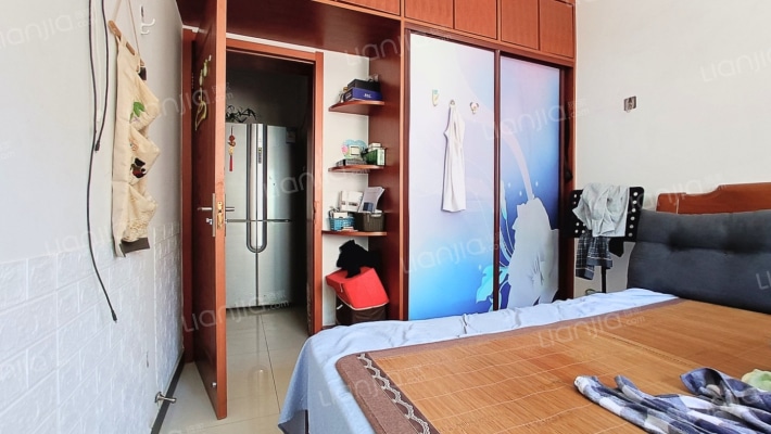 精装修，南北通透格局，中间楼层 停车位充足 交通便利-卧室A