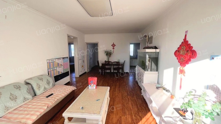 此房是南北通透四居室，中间层，采光视野好，房本满二-客厅