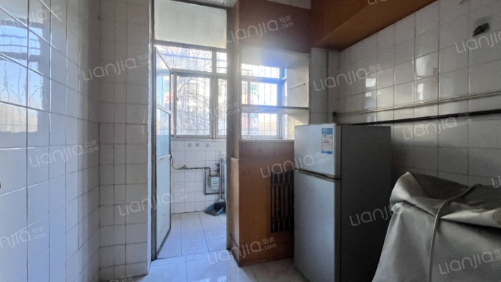 范阳路板楼2层，南北通透两居，房本满五唯一-厨房