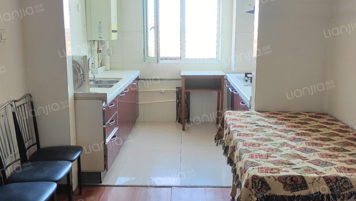 房本满五唯一，全阳户型，采光好。出行方便，-餐厅