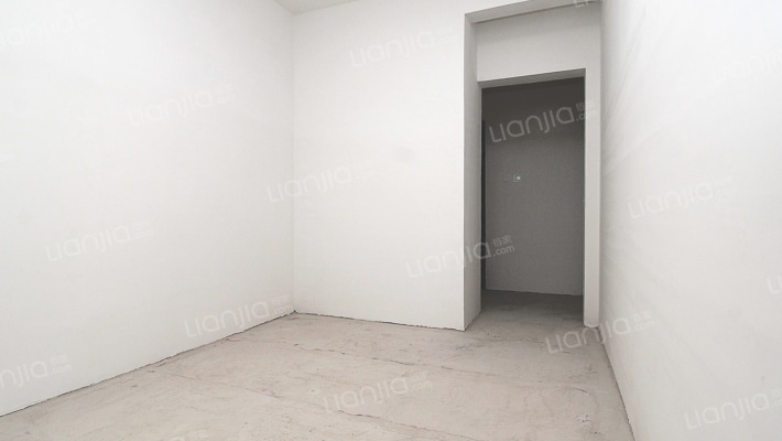 跃层有露天阳台，采光充足，视野宽阔，交通便利。-卧室C