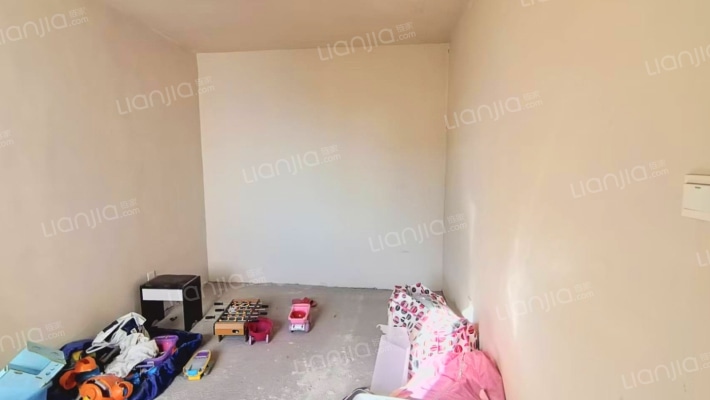 房  子 是 顶 层，视 线 好，全 天 采 光-卧室B