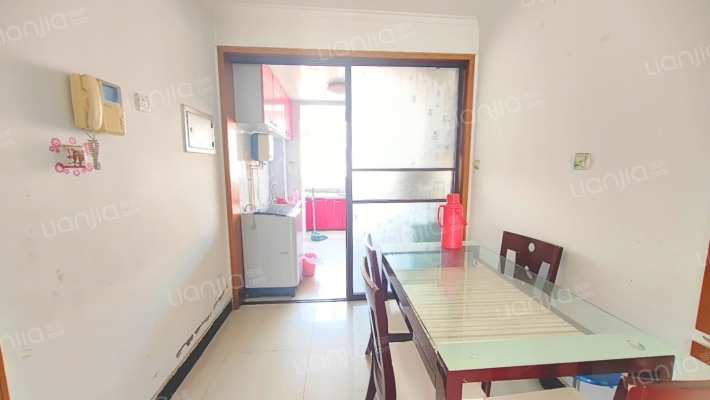 华阳路上楼龄新的板楼社区 一梯两户-餐厅