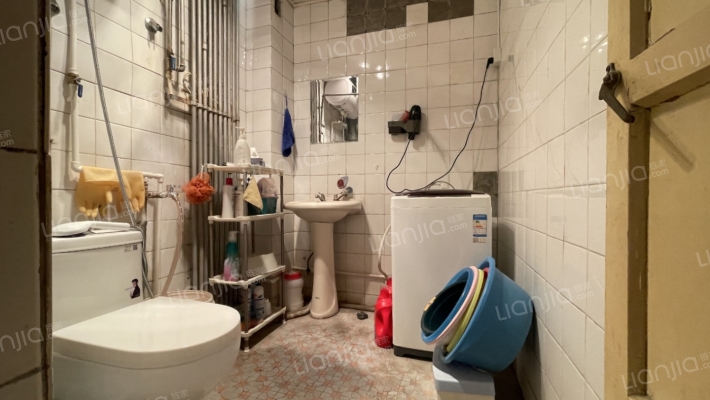 此房本满五，税费低，南北通透，采光好-卫生间