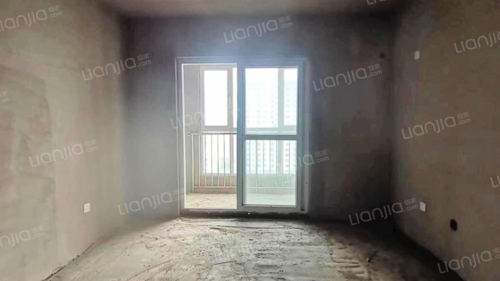 房子属于南北通透两居中间楼层，毛坯房-客厅