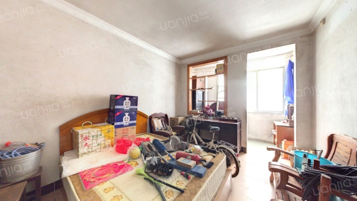 瓦窑国家山小区三房出售 ，带杂物间-卧室C