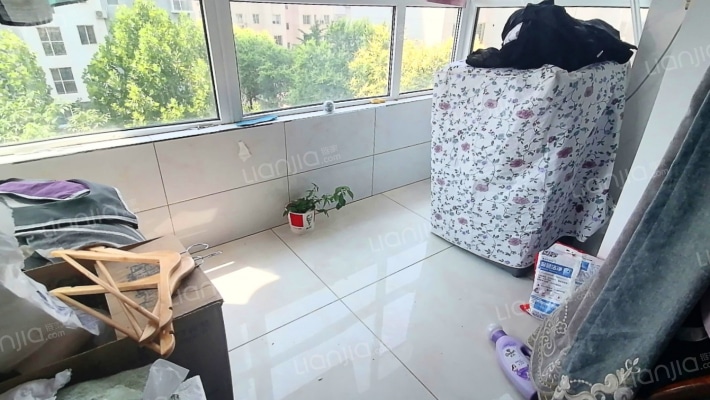 中间楼层，小区适合各个年龄段。环境好，生活便利。-阳台